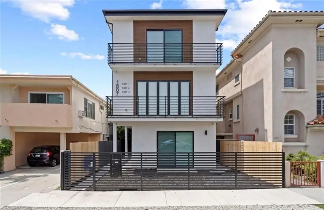 Residential Lease for rent at 1807 Beloit Avenue 3, Los Angeles, Los Angeles County, CA featuring 3 beds and 2 baths