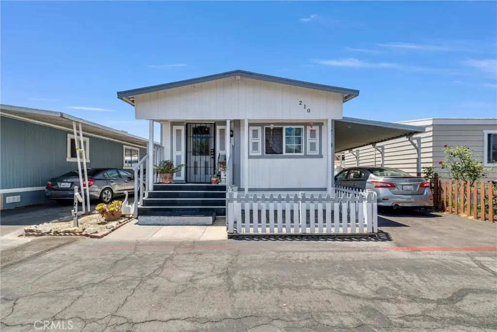 210 Dresden Ave N, Santa Ana, CA — listing photo 1