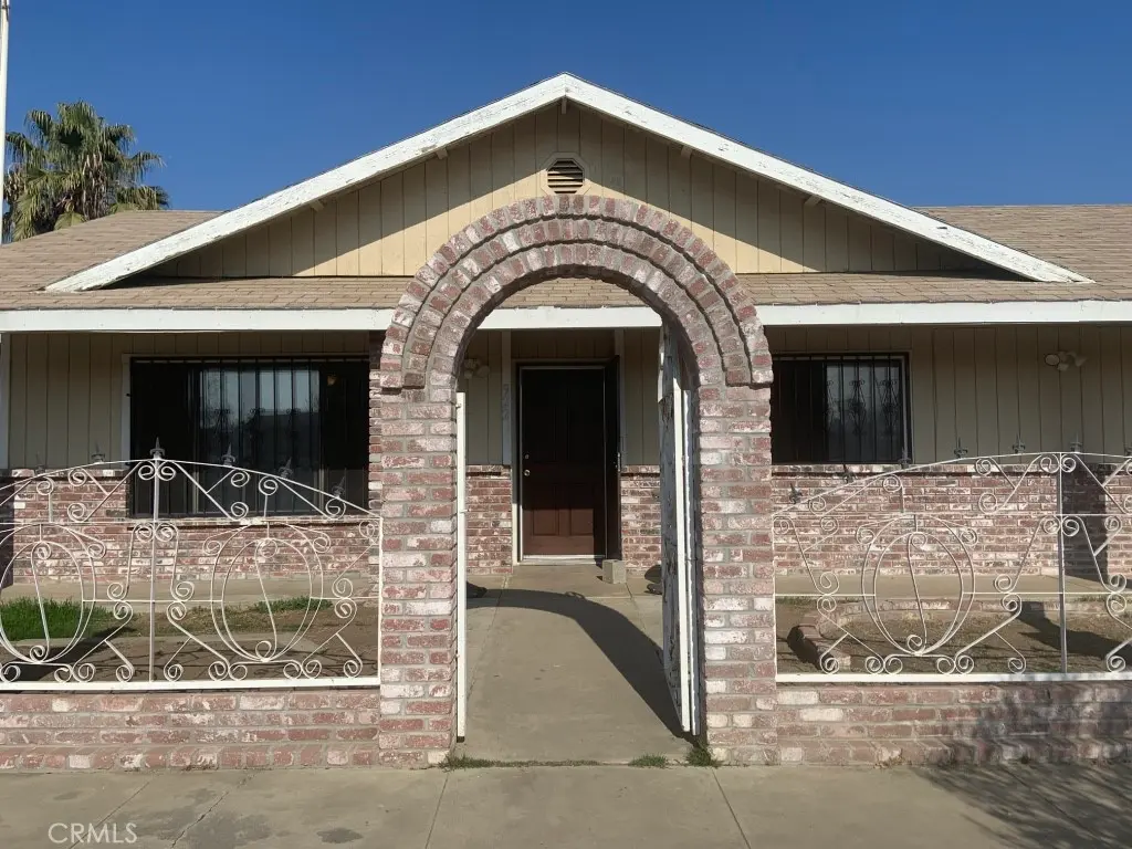 Residential Lease for rent at 922 E Elm, Tulare, Tulare County, CA featuring 3 beds and 2 baths
