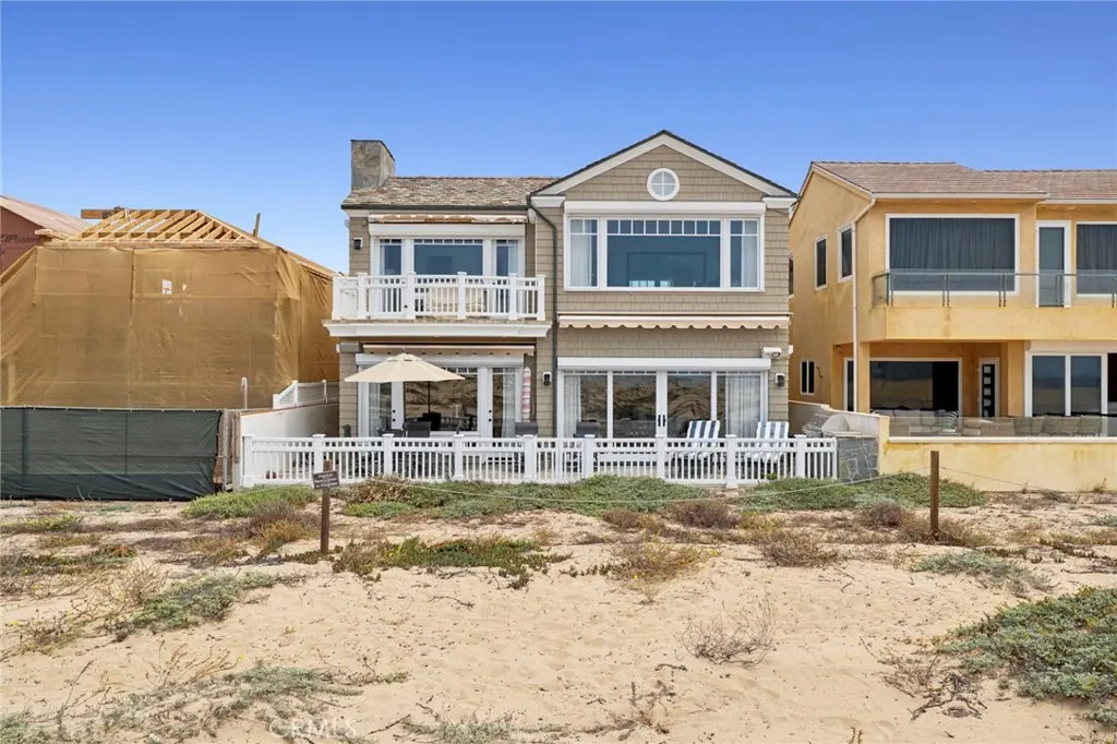 Single Family Residence for rent at 1550 E Oceanfront, Newport Beach, CA featuring 5 beds and 6 baths