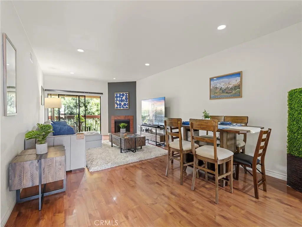 Residential Lease for rent at 2001 E 21st St 327, Signal Hill, Los Angeles County, CA featuring 2 beds and 2 baths