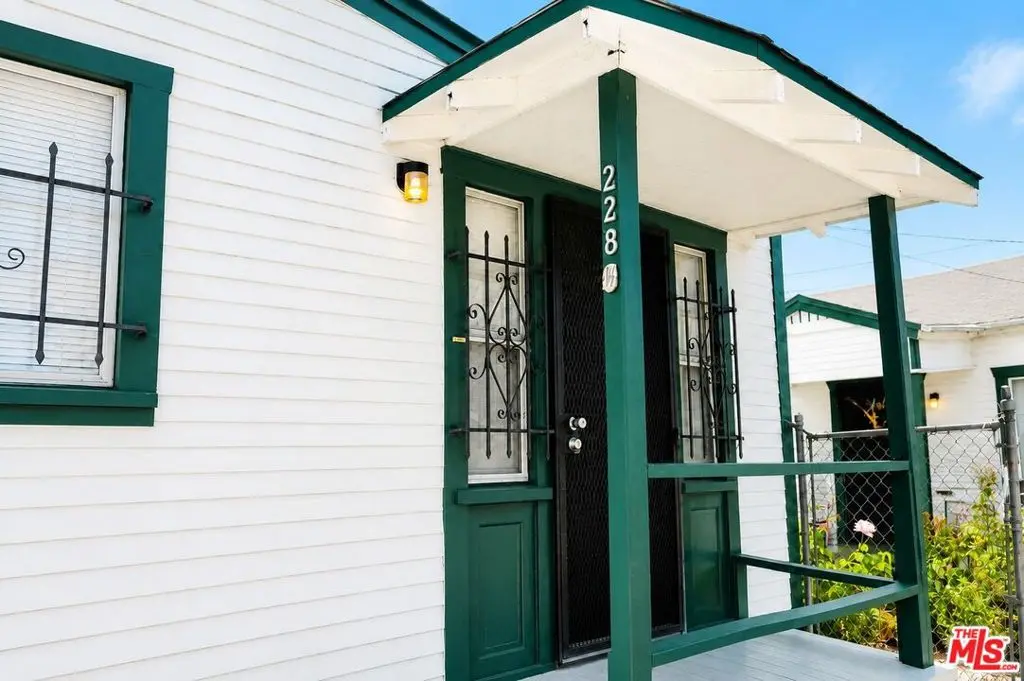 Residential Lease for rent at 228 W 70th Street, Los Angeles, Los Angeles County, CA featuring 1 bed and 1 bath