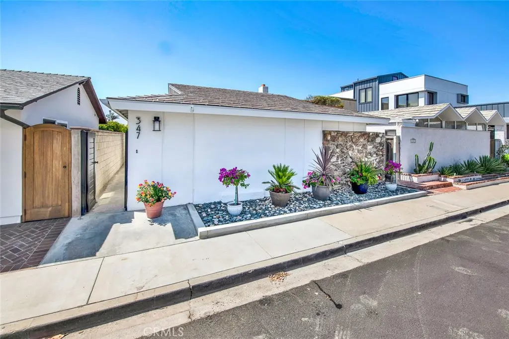 Single Family Residence for rent at 347 Walnut, Newport Beach, CA featuring 3 beds and 2 baths