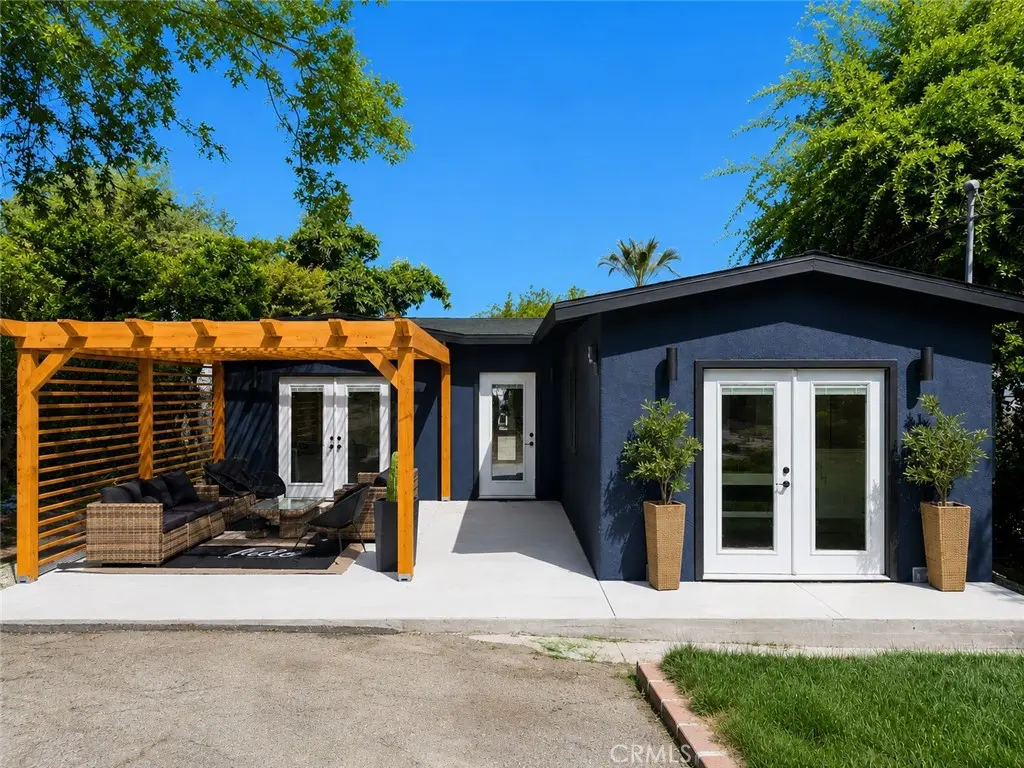 Single Family Residence for sale at 885 Montecito, Los Angeles, CA featuring 3 beds and 2 baths