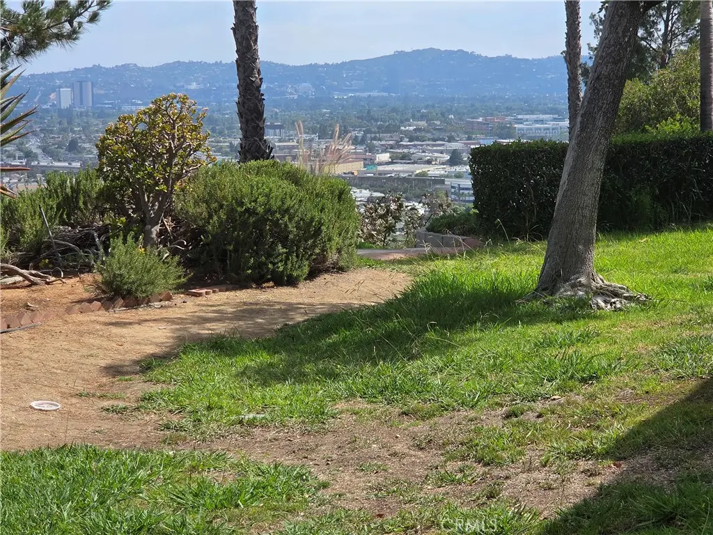 Townhouse for rent at 7908 Via Magdalena, Burbank, CA featuring 3 beds and 3 baths