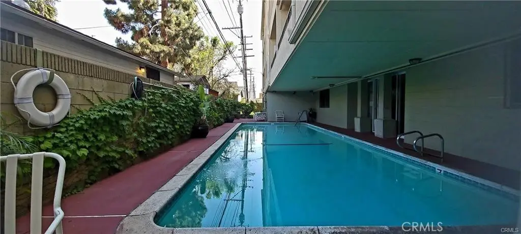 Residential Lease for rent at 420 Redondo Avenue, Long Beach, Los Angeles County, CA featuring 1 bed and 1 bath