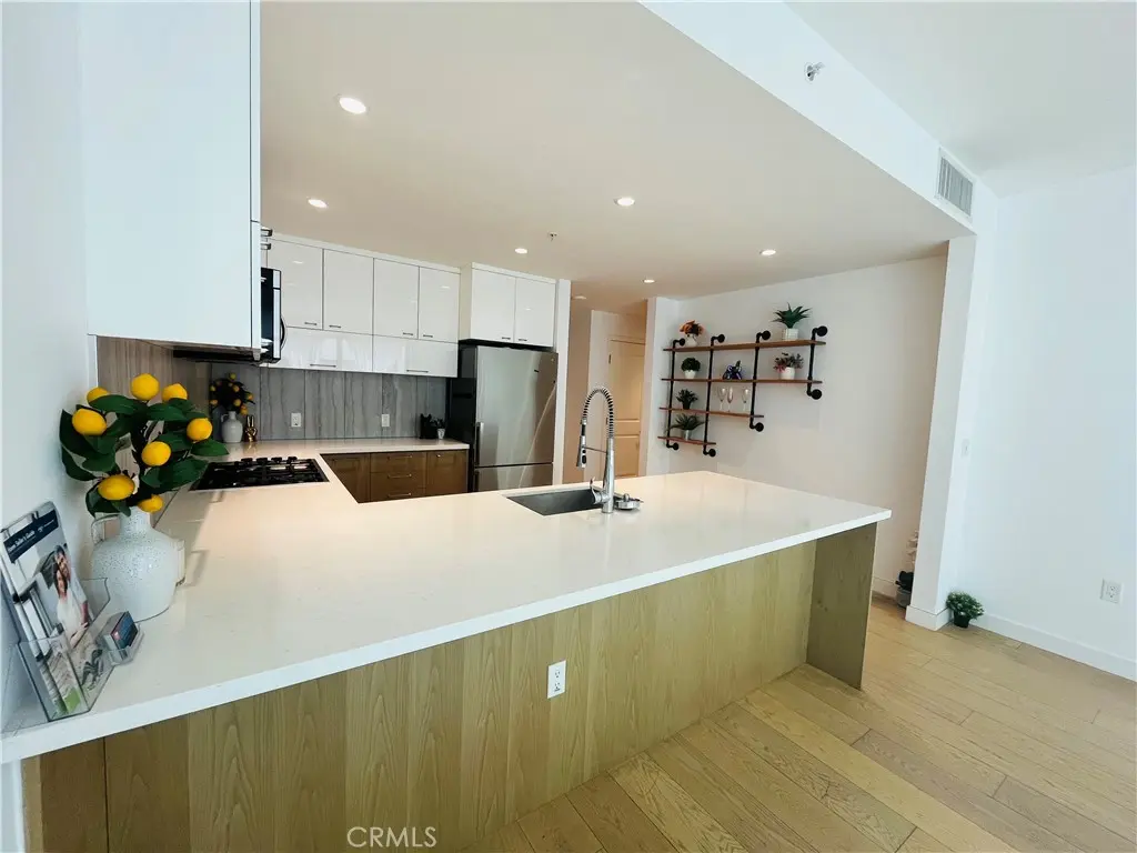 Condominium for sale at 400 S Broadway 814, Los Angeles, CA featuring 1 bed and 1 bath