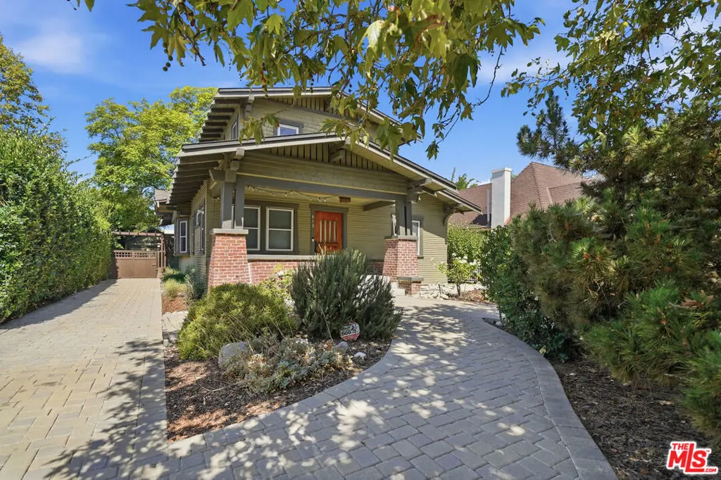 Single Family Residence for rent at 613 N Lucerne Boulevard, Los Angeles, CA featuring 4 beds and 4 baths