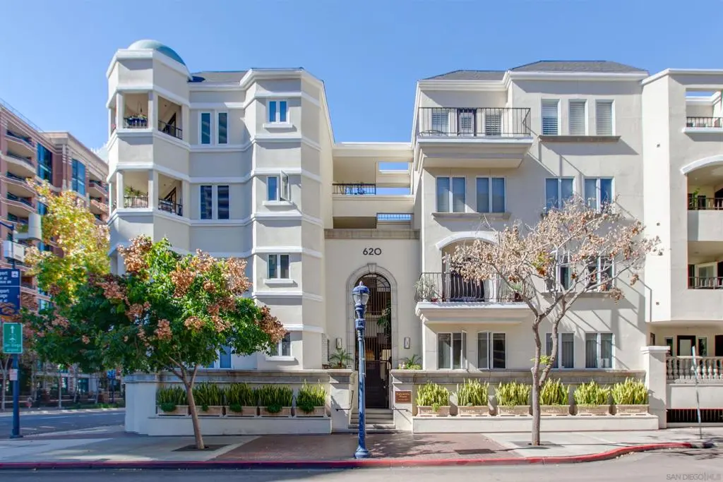 Residential Lease for rent at , San Diego, CA featuring 2 beds and 2 baths