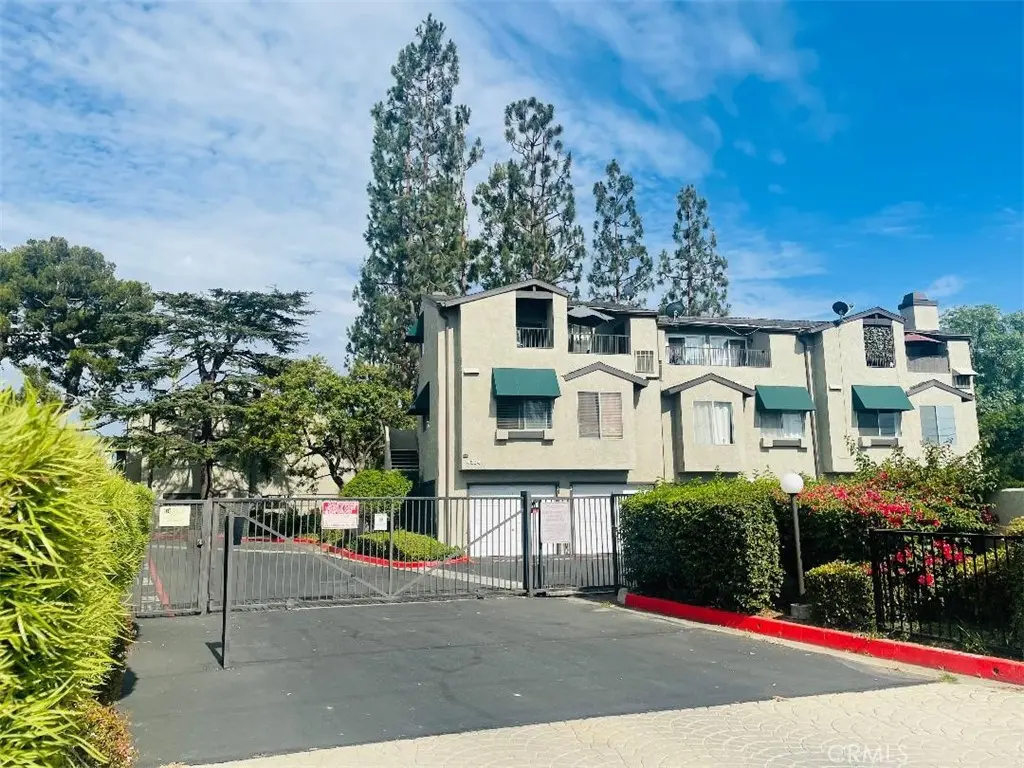 Townhouse for rent at 4304 walnut Street 3, Baldwin Park, CA featuring 1 bed and 1 bath