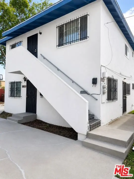 Residential Lease for rent at 1136 W 109th Place, Los Angeles, Los Angeles County, CA featuring 2 beds and 1 bath
