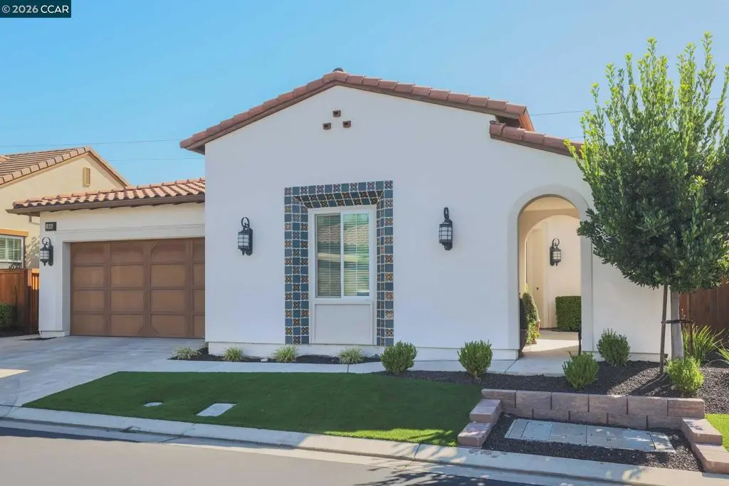 Single Family Residence for sale at 1605 Chianti Ln, Brentwood, CA featuring 2 beds and 3 baths
