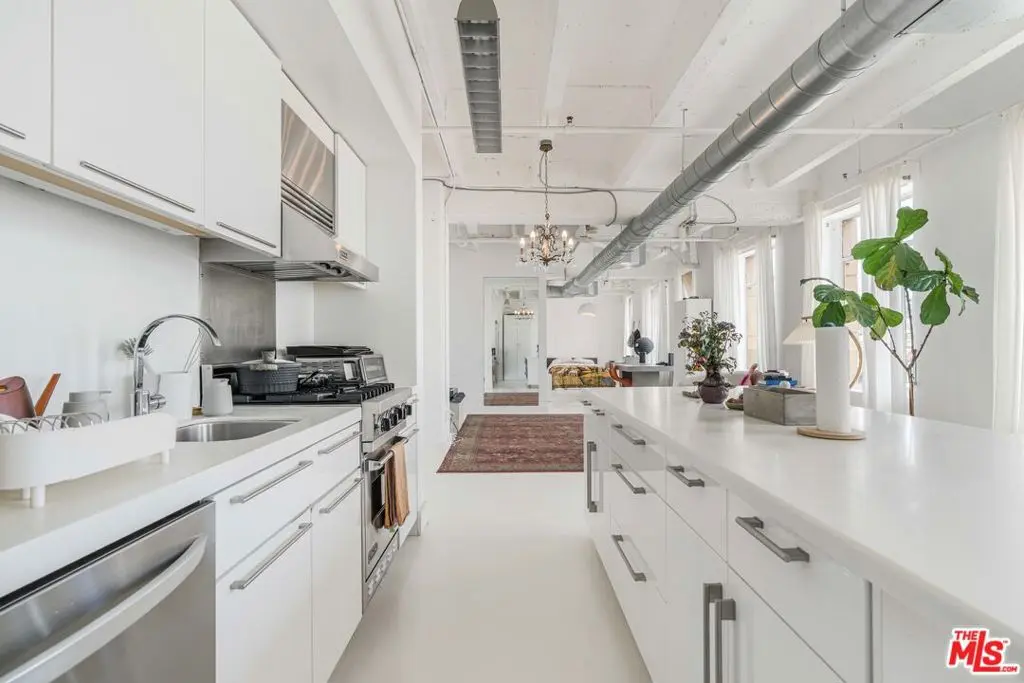 Condominium for sale at 6253 Hollywood Boulevard 909, Los Angeles, CA and 1 bath