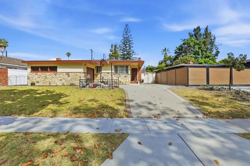 Single Family Residence for sale at 3121 N Los Coyotes Diagonal, Long Beach, CA featuring 2 beds and 2 baths