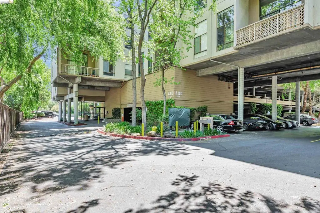 Condominium for sale at 490 N Civic Dr 101, Walnut Creek, CA featuring 1 bed and 1 bath