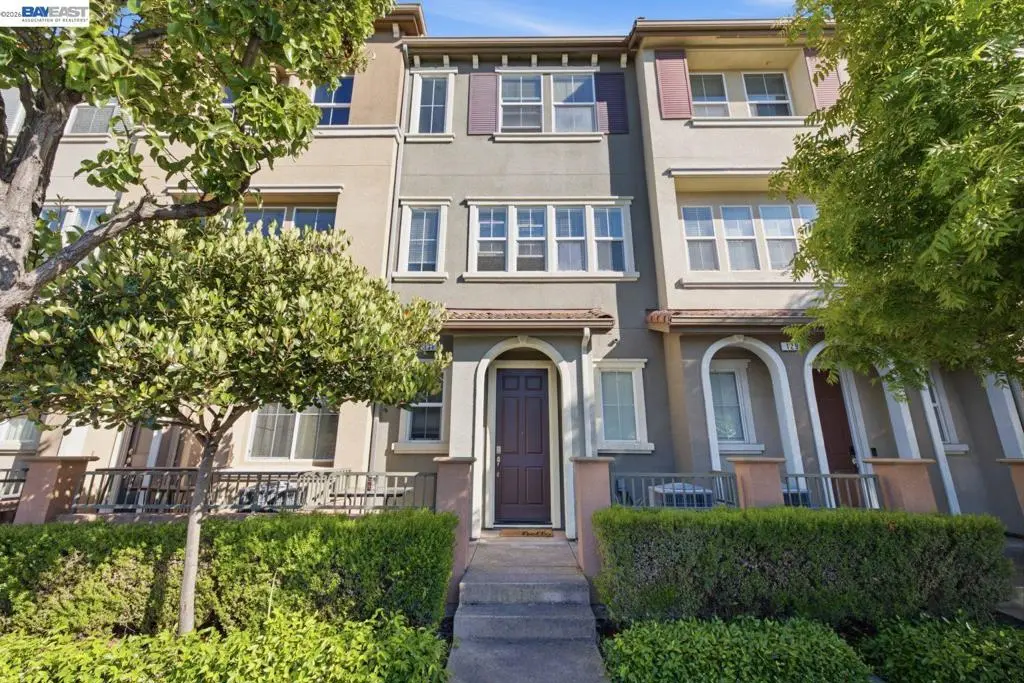 Condominium for sale at 131 Burbank St, Hayward, CA featuring 3 beds and 3 baths
