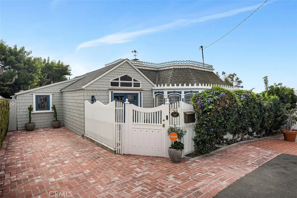 Single Family Residence for rent at 501 Lombardy Lane, Laguna Beach, CA featuring 2 beds and 2 baths