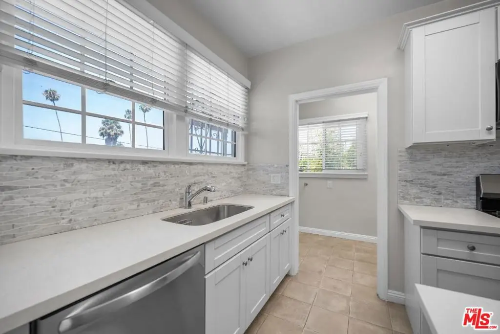 Residential Lease for rent at 1223 1/2 4th Avenue #2, Los Angeles, Los Angeles County, CA featuring 2 beds and 1 bath