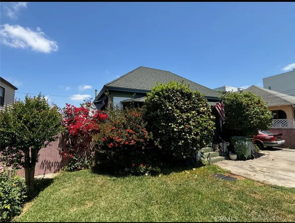 Single Family Residence for sale at 223 E 28th, Los Angeles, CA featuring 2 beds and 1 bath