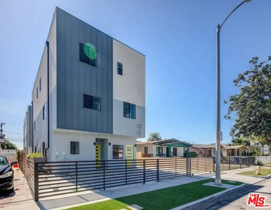 Residential Lease for rent at 624 W 83rd Street 626 1/4, Los Angeles, Los Angeles County, CA featuring 1 bed and 1 bath