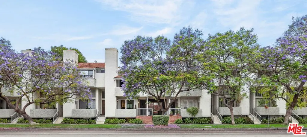 Residential Lease for rent at 8611 Burton Way 4, Los Angeles, Los Angeles County, CA featuring 3 beds and 3 baths