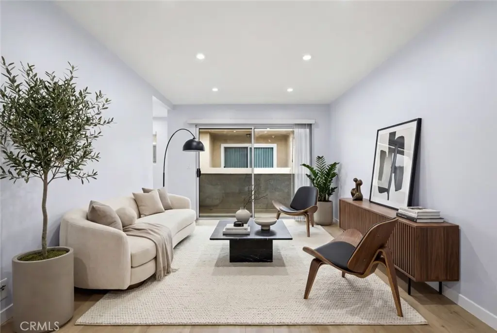 6245 Woodman Avenue 209, Valley Glen, CA — listing photo 1