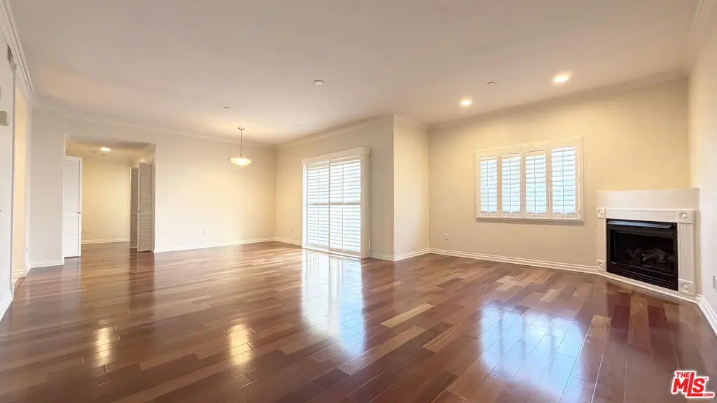 Residential Lease for rent at 956 S Wilton Place 401, Los Angeles, Los Angeles County, CA featuring 3 beds and 3 baths