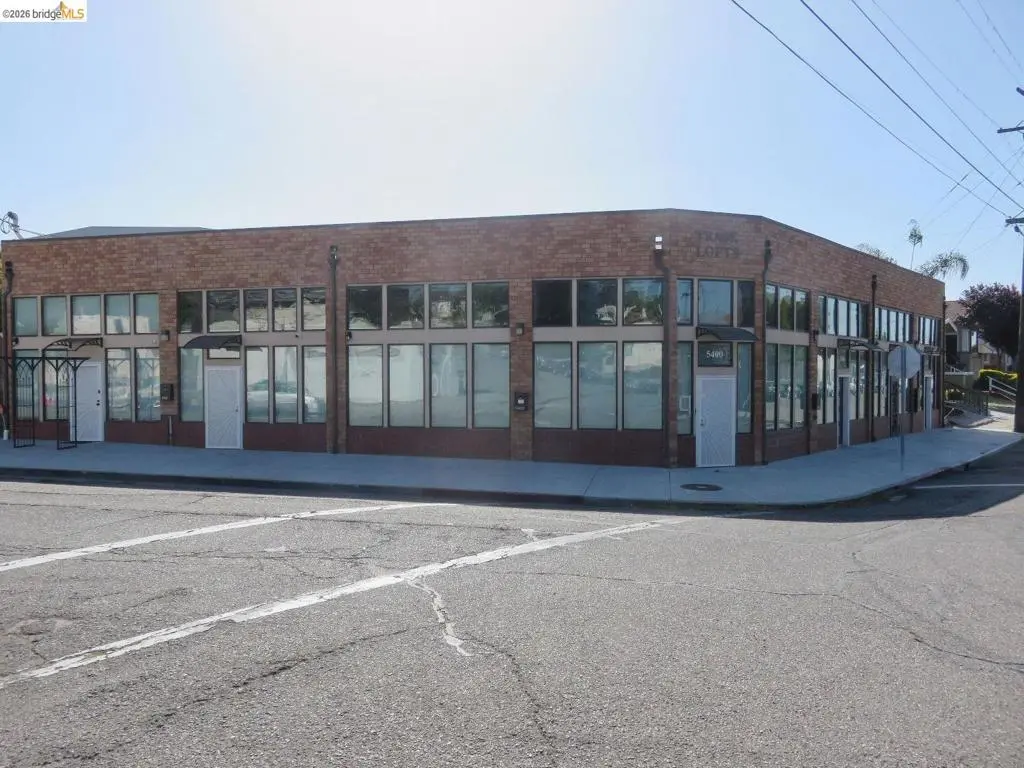 Condominium for sale at 5410 Trask St, Oakland, CA featuring 1 bed and 2 baths