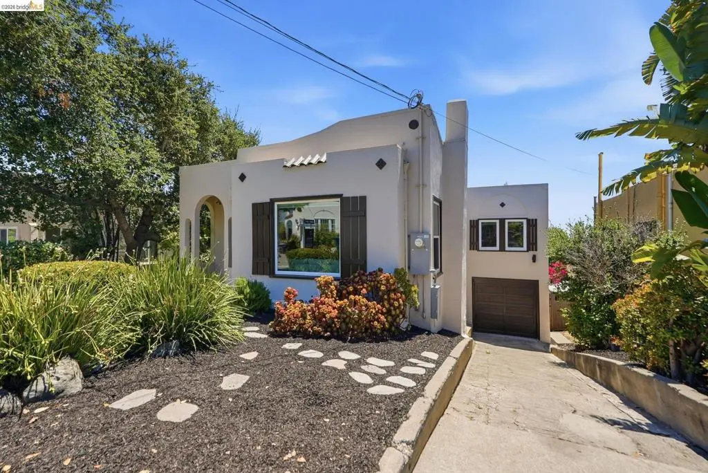 Single Family Residence for sale at 3142 Maxwell Avenue, Oakland, CA featuring 3 beds and 2 baths
