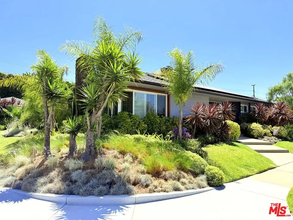 Single Family Residence for rent at 5500 Shenandoah Avenue, Los Angeles, CA featuring 4 beds and 4 baths