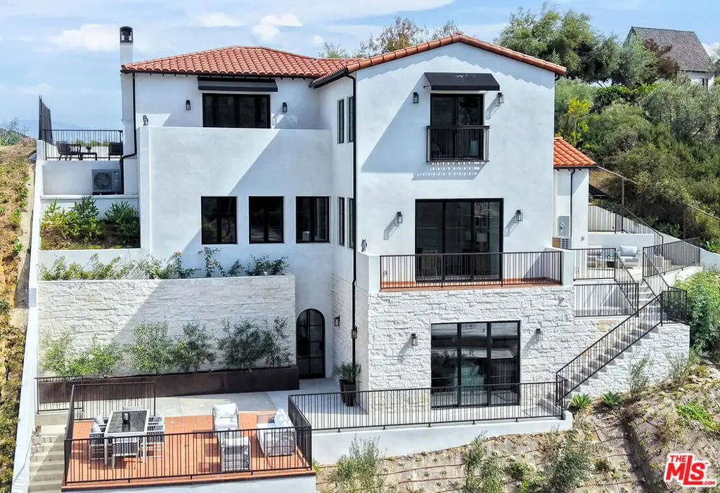 Single Family Residence for sale at 3072 Hollyridge Drive, Los Angeles, CA featuring 4 beds and 6 baths