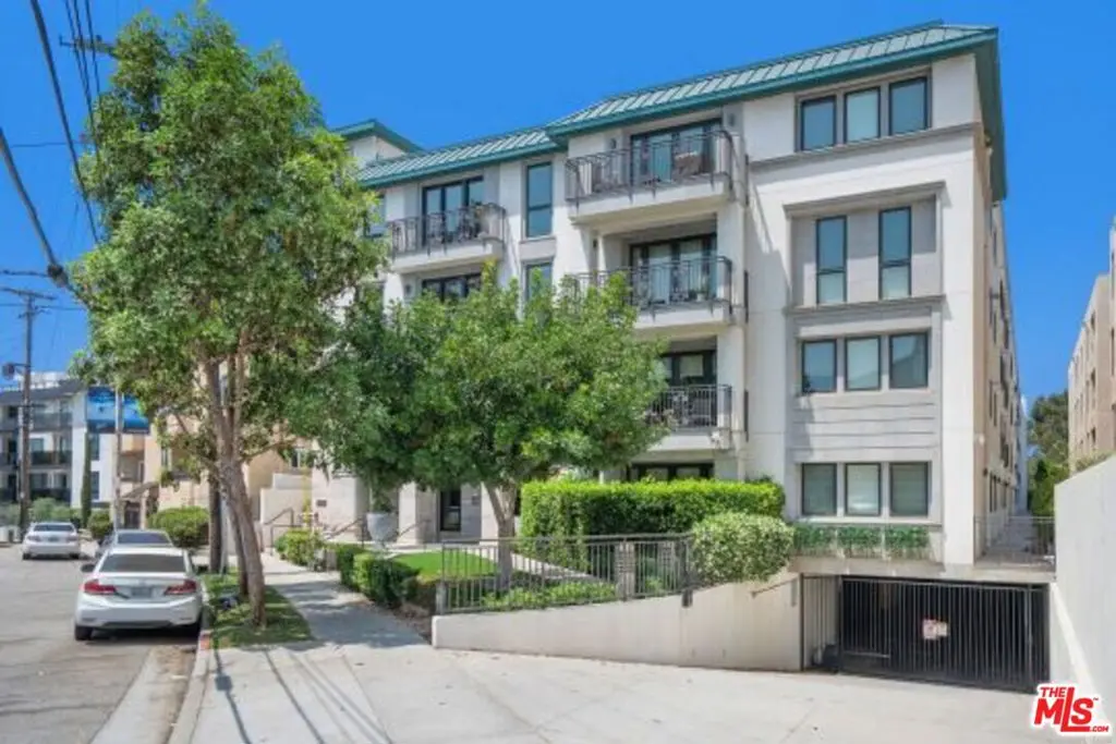Residential Lease for rent at 441 S Barrington Avenue 303, Los Angeles, Los Angeles County, CA featuring 2 beds and 3 baths