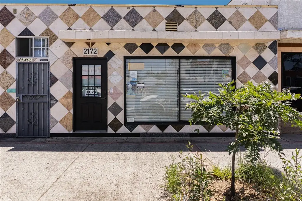 Residential Lease for rent at 2172 Pacific, Long Beach, Los Angeles County, CA featuring 2 beds and 2 baths