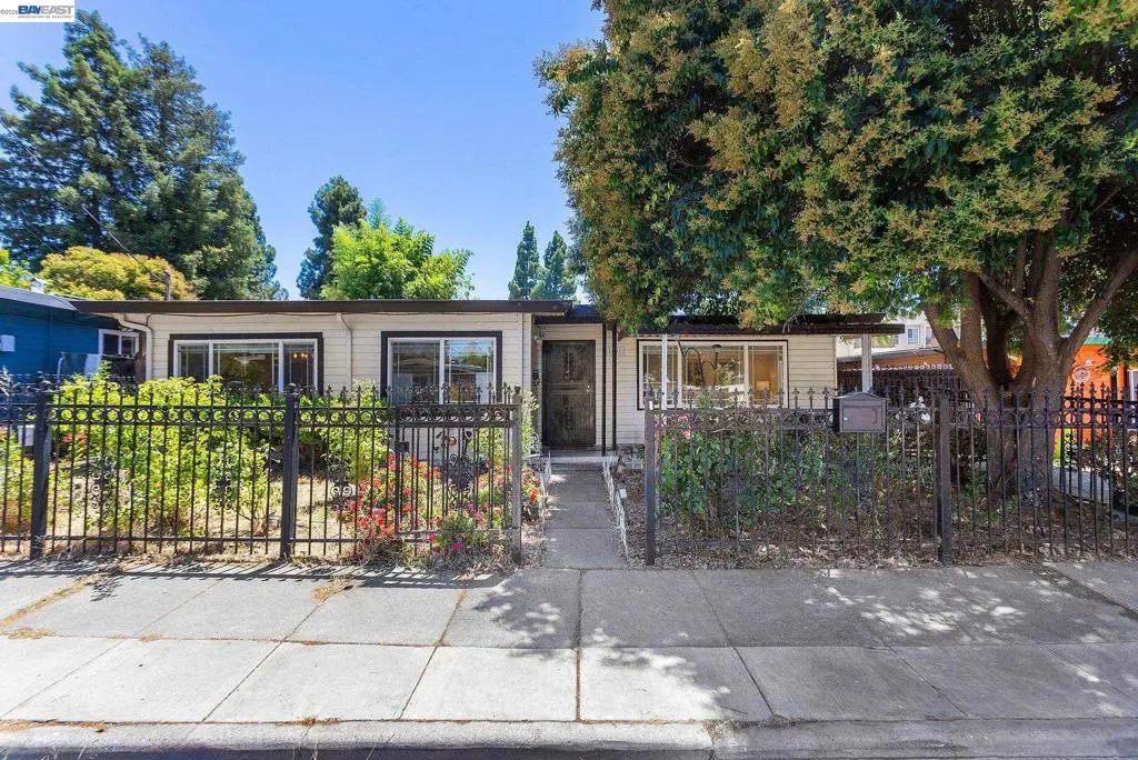 Single Family Residence for sale at 1691 Ashbury Dr, Concord, CA featuring 4 beds and 2 baths