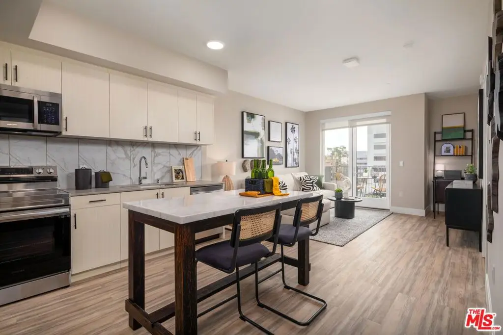 Residential Lease for rent at 201 N La Brea Avenue 419, Inglewood, Los Angeles County, CA and 1 bath