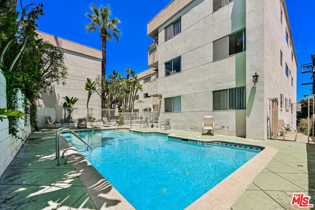 Residential Lease for rent at 1440 Reeves Street 103, Los Angeles, Los Angeles County, CA featuring 2 beds and 2 baths