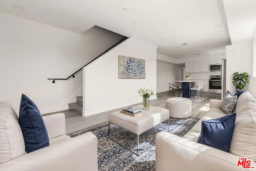 Residential Lease for rent at 2936 West Boulevard 2B, Los Angeles, Los Angeles County, CA featuring 3 beds and 3 baths