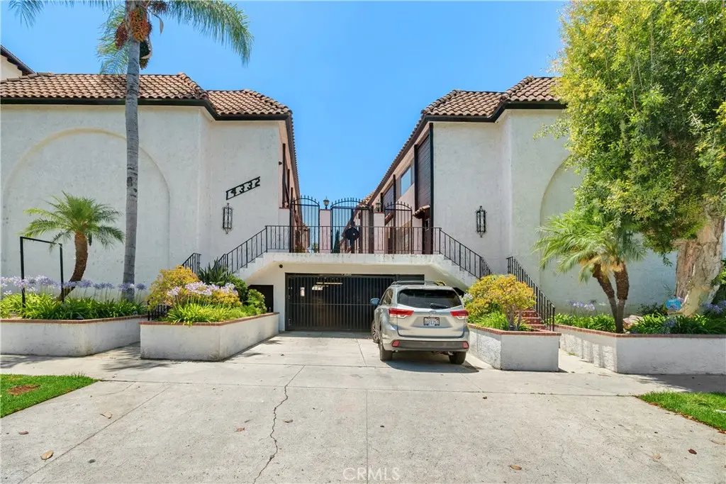 14332 Dickens Street 25, Sherman Oaks, CA — listing photo 1