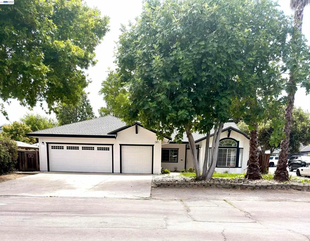 Single Family Residence for sale at 3427 Sanford St, Concord, CA featuring 3 beds and 2 baths