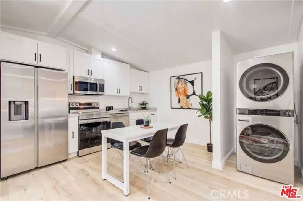Residential Lease for rent at 1856 W 14th Street 1/2, Los Angeles, Los Angeles County, CA featuring 1 bed and 1 bath