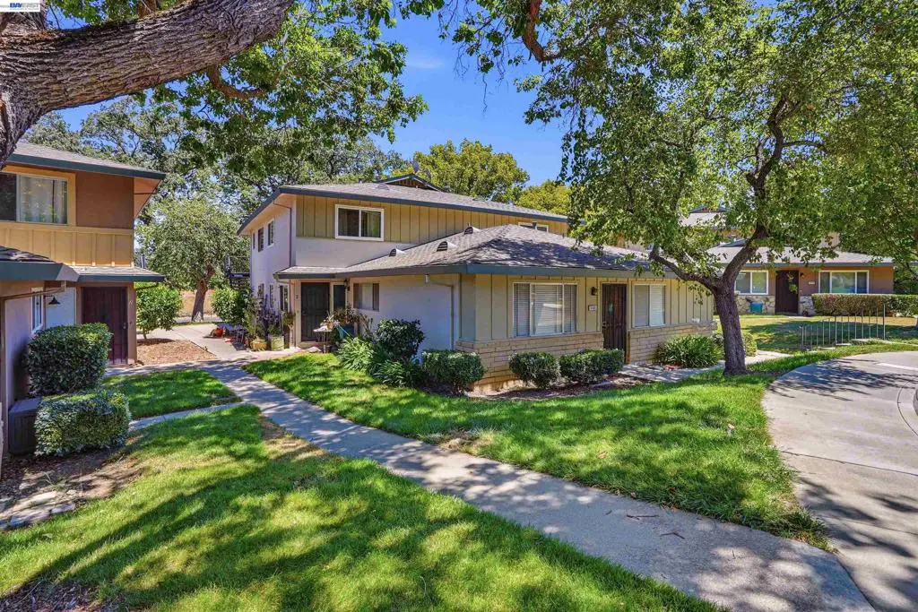 Condominium for sale at 2125 Arroyo Ct 2, Pleasanton, CA featuring 2 beds and 1 bath