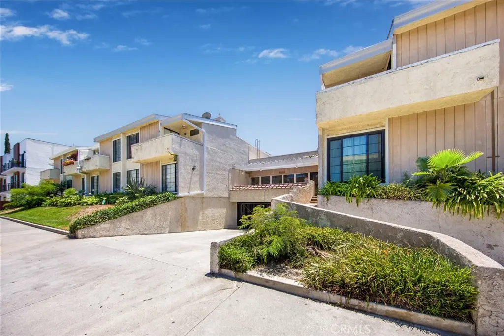 11834 Gilmore 16, North Hollywood, CA — listing photo 1