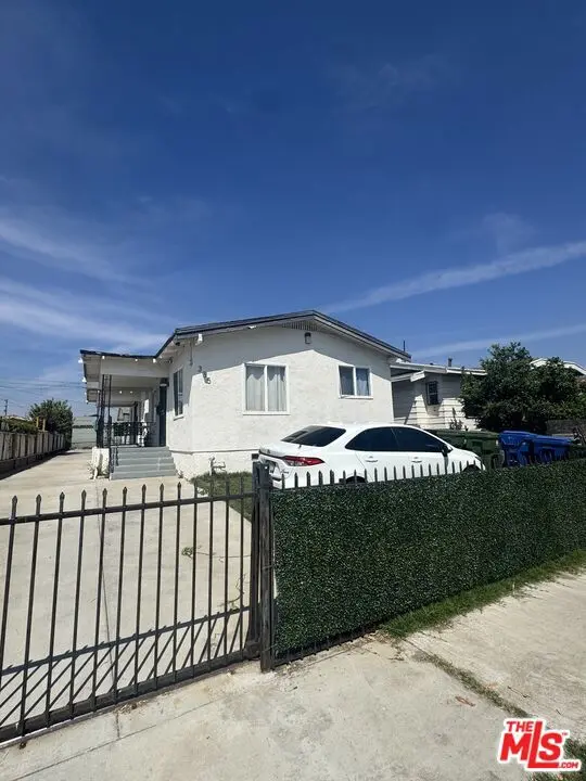 Residential Lease for rent at 335 E 65th Street 337 1/2, Los Angeles, Los Angeles County, CA featuring 1 bed and 1 bath