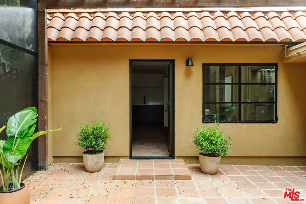 Residential Lease for rent at 430 1/2 N Harper Avenue, Los Angeles, Los Angeles County, CA featuring 1 bed and 1 bath