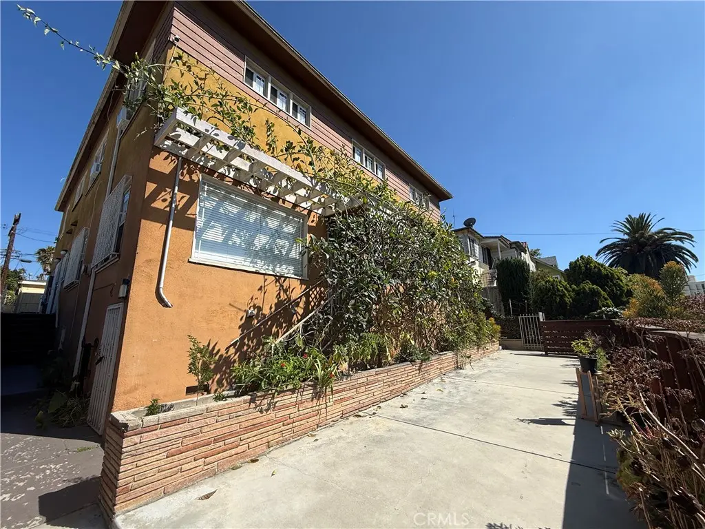 Residential Lease for rent at 200 S Lake, Los Angeles, Los Angeles County, CA featuring 1 bed and 1 bath