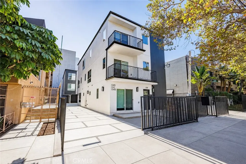 Residential Lease for rent at 1243 N Sycamore Street, Los Angeles, Los Angeles County, CA featuring 4 beds and 4 baths