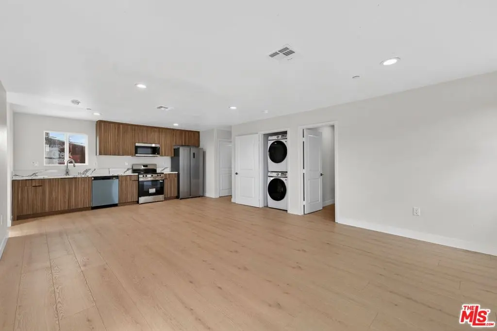 Residential Lease for rent at 3436 Hunter Street 4, Los Angeles, Los Angeles County, CA featuring 3 beds and 3 baths