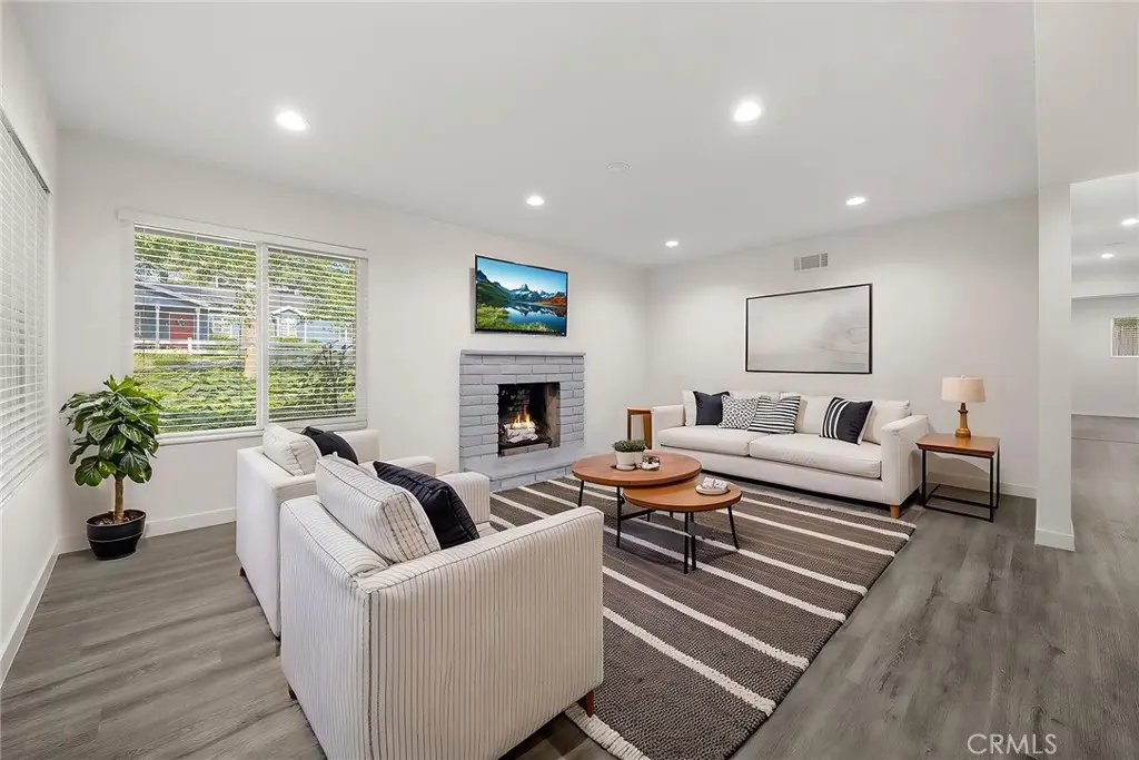 Residential Lease for rent at 369 San Juan, La Canada Flintridge, Los Angeles County, CA featuring 3 beds and 2 baths
