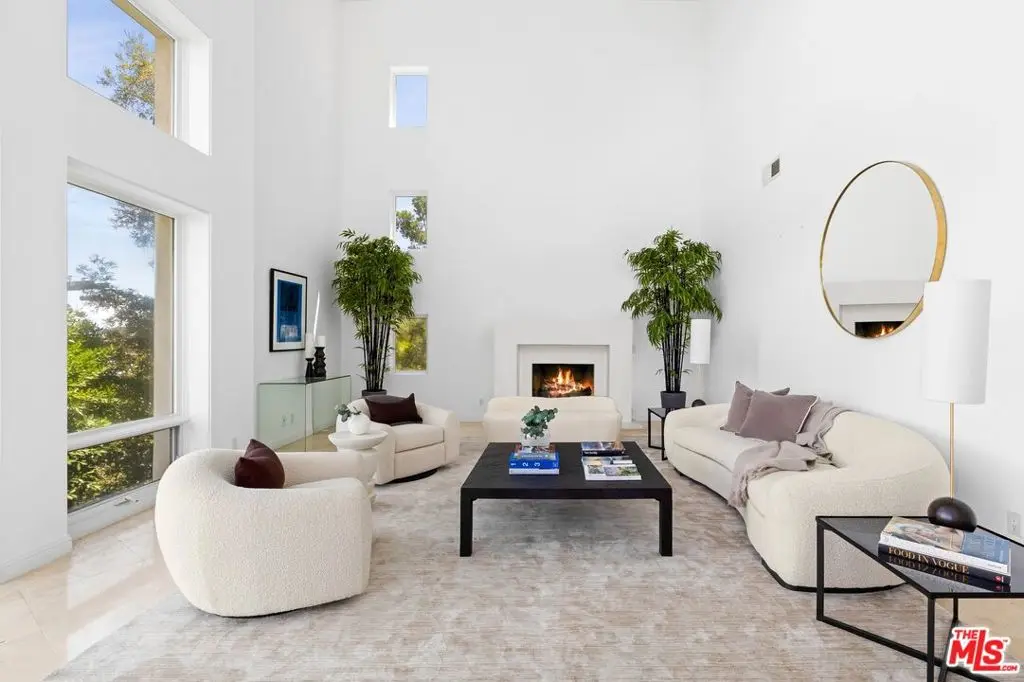 Single Family Residence for rent at 14435 Mulholland Drive, Los Angeles, CA featuring 6 beds and 7 baths