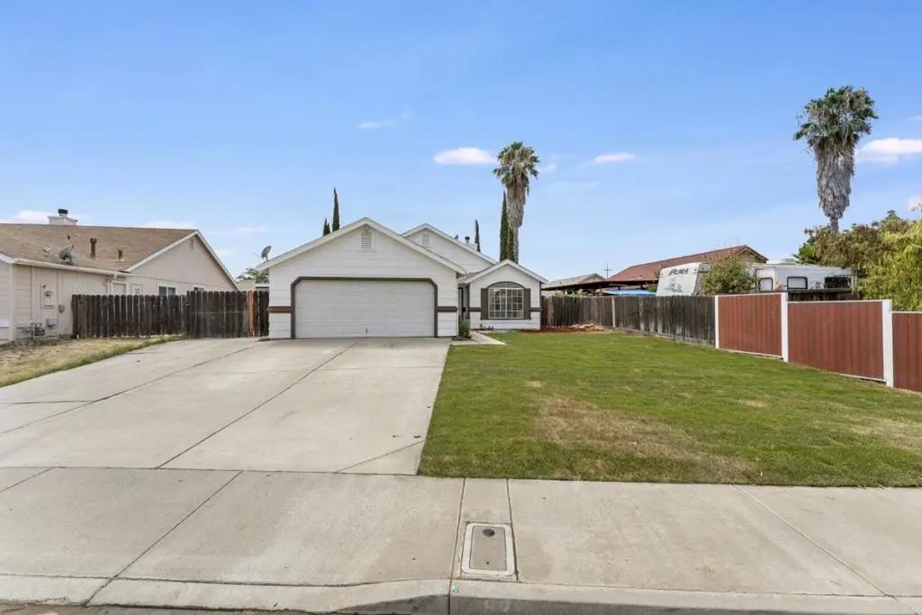 527 Park Warren Drive, Los Banos, CA — listing photo 1